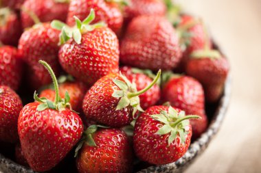 Seramik kase kırmızı taze çilek