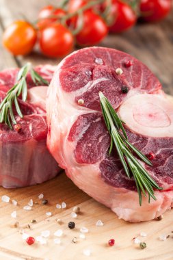 Çiğ Dana t-bone biftek ve taze domates