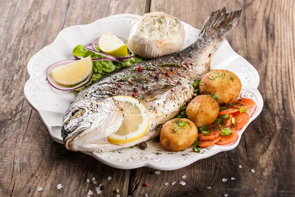 Pescado dorado al horno con verduras —  Fotos de Stock