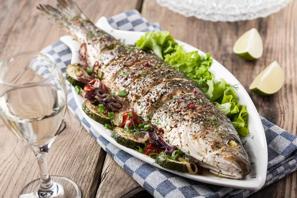 Pescado al horno con verduras —  Fotos de Stock