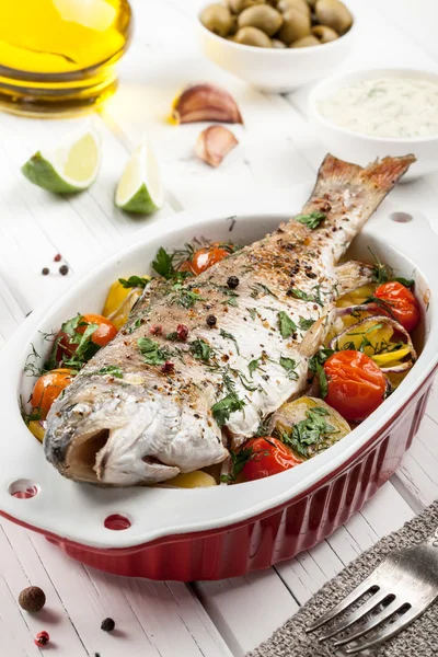 Trucha de pescado al horno con verduras —  Fotos de Stock