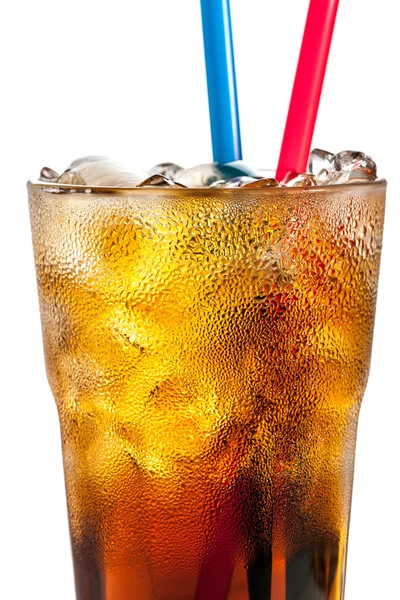 Alkoholické koktejly s cola a ledu izolovaných na bílém pozadí zblízka — Stock fotografie