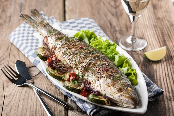 Pescado al horno con verduras —  Fotos de Stock