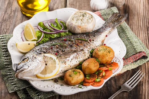 Pescado dorado al horno con verduras —  Fotos de Stock