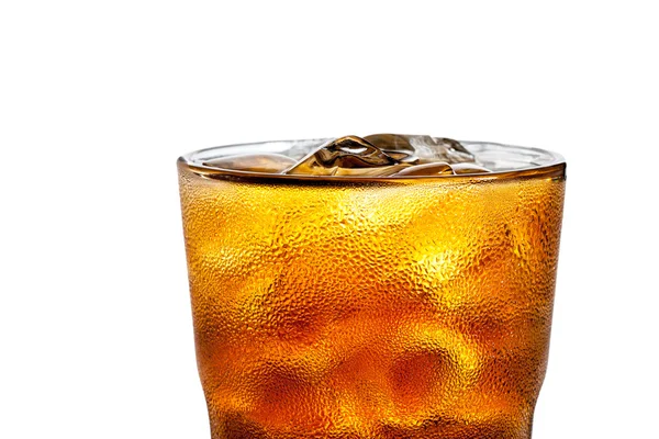 Close-up van alcoholische cocktail met cola en ijs geïsoleerd op witte achtergrond — Stockfoto