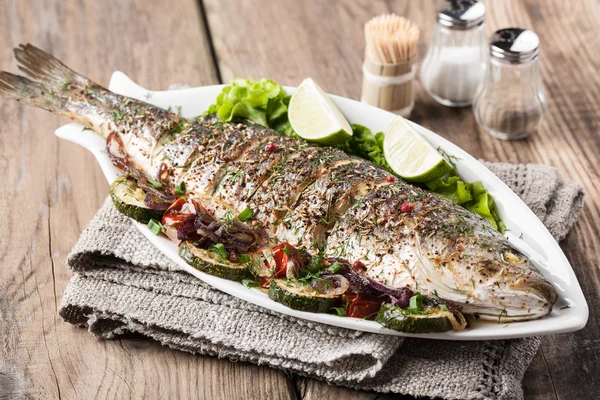 Pescado al horno con verduras —  Fotos de Stock