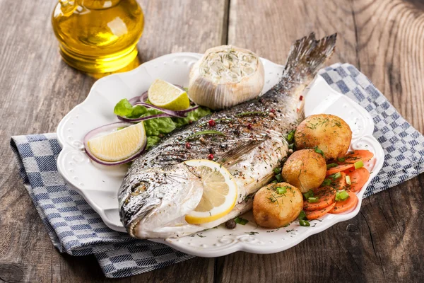 Pescado dorado al horno con verduras —  Fotos de Stock