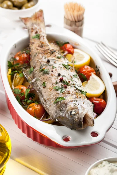 Trucha de pescado al horno con verduras —  Fotos de Stock