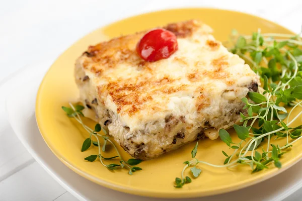 Cazuela con champiñones patata y queso — Foto de Stock