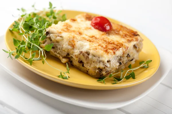 Cazuela con champiñones patata y queso — Foto de Stock