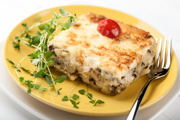 Caçarola com cogumelos batata e queijo — Fotografia de Stock