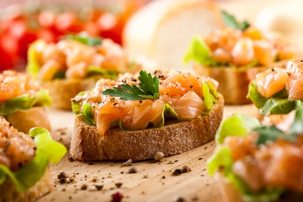 Canapé com salmão fumado — Fotografia de Stock