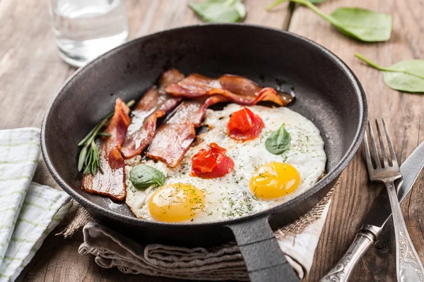 Fried eggs with bacon — Stock Photo, Image