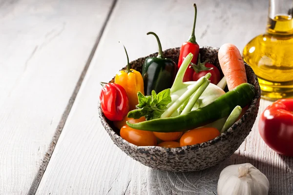 Смесь овощей в миске — стоковое фото