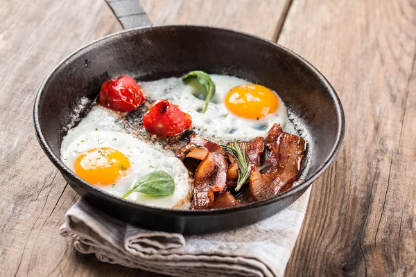 Fried eggs with bacon — Stock Photo, Image