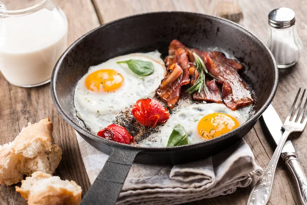 Fried eggs with bacon — Stock Photo, Image
