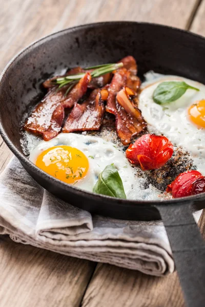 Fried eggs with bacon — Stock Photo, Image