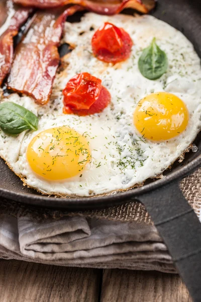 Fried eggs with bacon — Stock Photo, Image