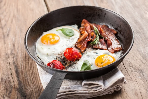 Fried eggs with bacon — Stock Photo, Image