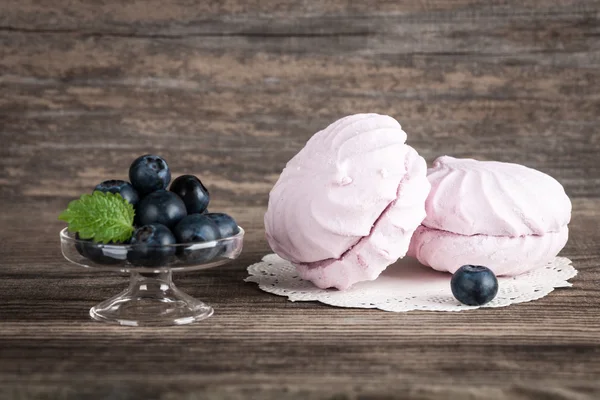 Reife Blaubeeren und rosa Marshmallows — Stockfoto