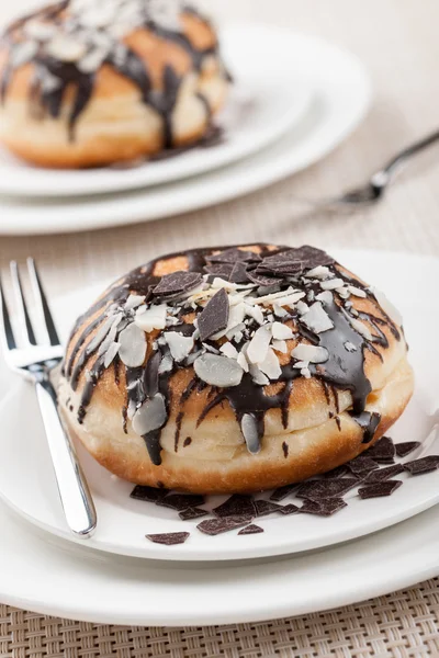 Пончики с карамелью и шоколадом — стоковое фото