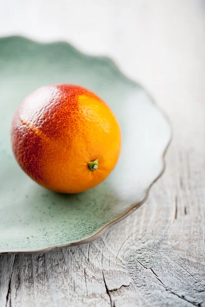 Orange sang frais sur l'assiette — Photo