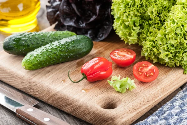 Folhas vermelhas verdes frescas alface e outros produtos hortícolas — Fotografia de Stock