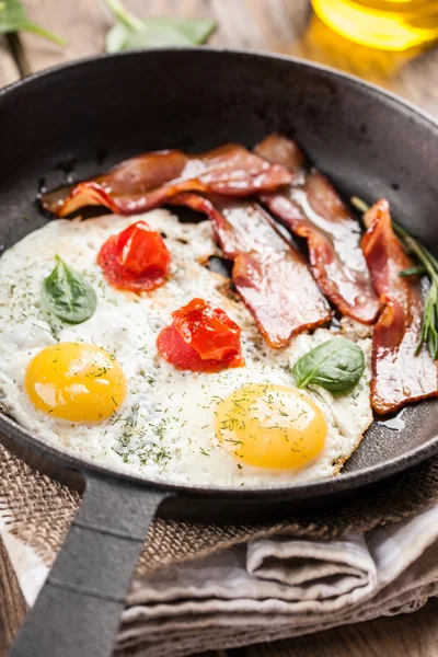 Fried eggs with bacon — Stock Photo, Image