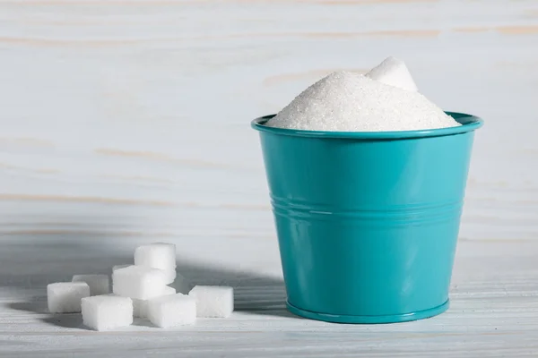 Weiße Zuckerwürfel und Kristallzucker — Stockfoto