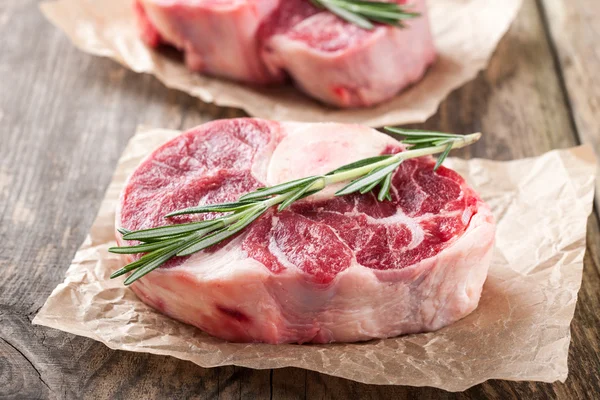 Bife em bruto de carne de bovino — Fotografia de Stock