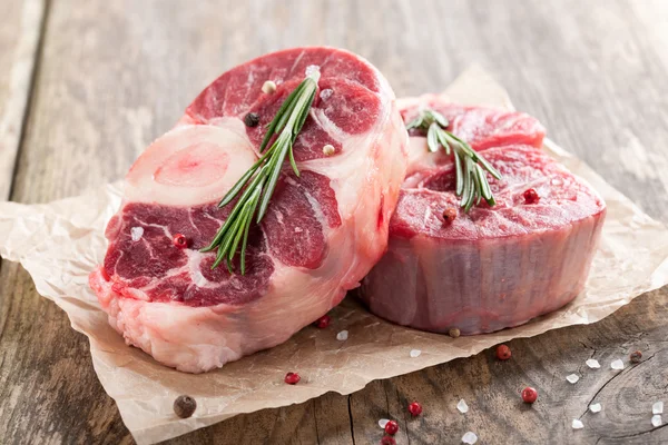 Bife em bruto de carne de bovino — Fotografia de Stock