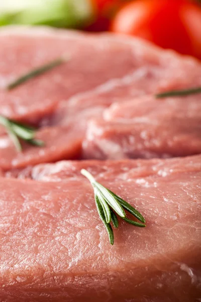 Carne crua de porco e legumes frescos — Fotografia de Stock