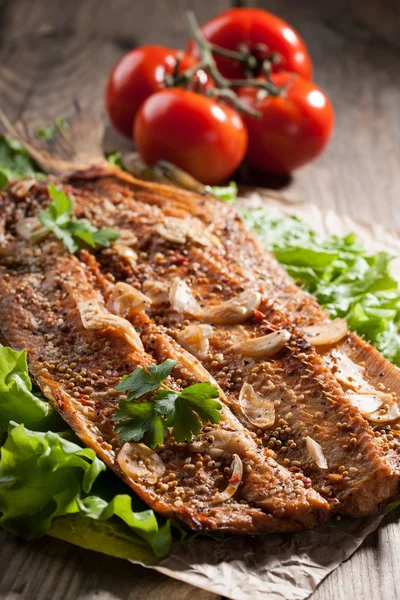 Pescado ahumado con verduras — Foto de Stock