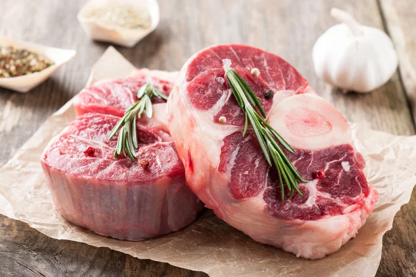 Bife em bruto de carne de bovino — Fotografia de Stock