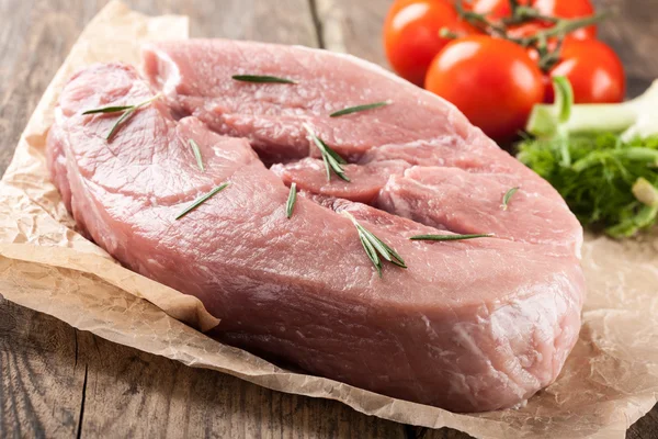 Сире свиняче м'ясо та свіжі овочі — стокове фото