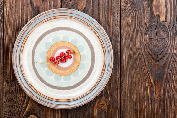 Red currant on a plate — Stock Photo, Image