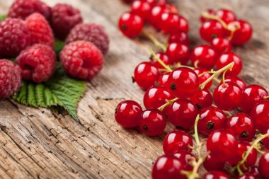 Kırmızı kuş üzümü ve ahududu ahşap yüzey üzerinde