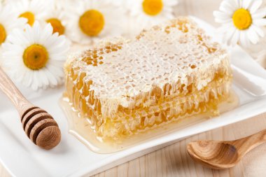 Bal tarak ve papatya çiçekler