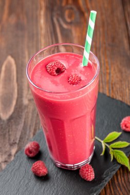 Meyve yüzlü, ahududu, frenk üzümü ve süt