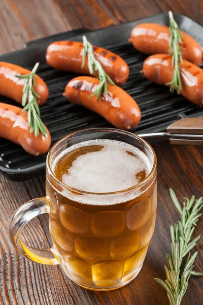 Grillad korv och öl — Stockfoto