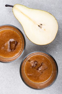 İki bardak armut suları ve olgun armut