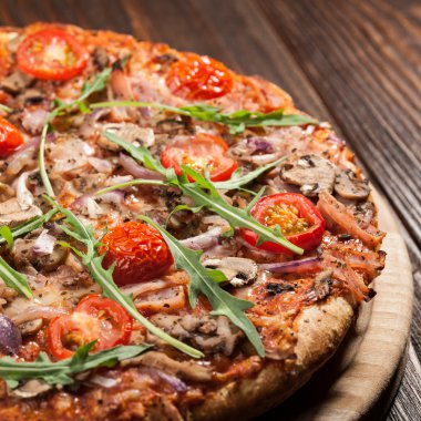 pastırma ve mantarlı pizza