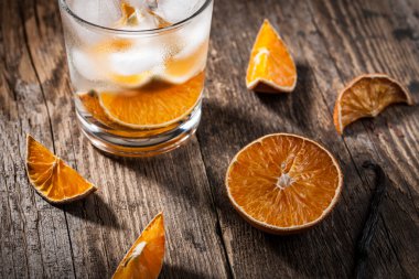 Su buz küpleri ve kurutulmuş portakal ile