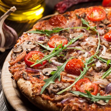 pastırma ve mantarlı pizza