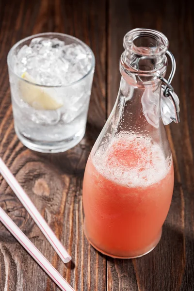 Zumo de pomelo y cubitos de hielo — Foto de Stock