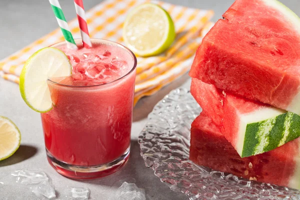 Vaso de jugo de sandía con hielo y sandía — Foto de Stock