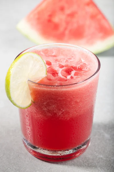 Vaso de jugo de sandía con hielo y sandía — Foto de Stock