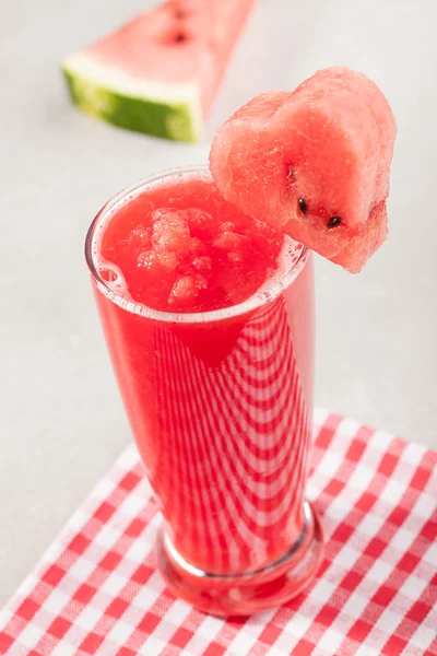 Vaso de jugo de sandía con hielo y corazón de sandía — Foto de Stock