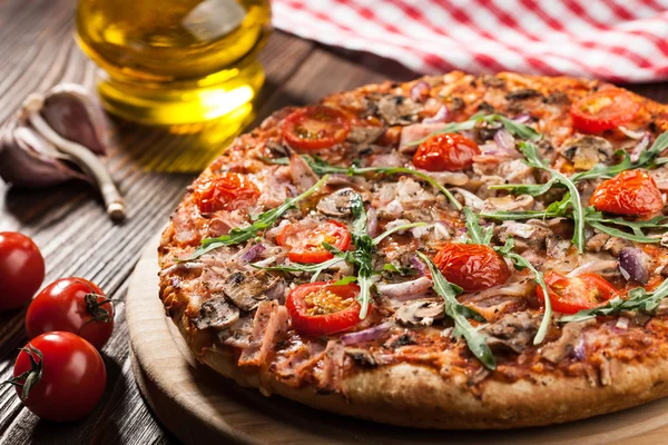 Ev pişmiş pizza jambon ve mantar ile