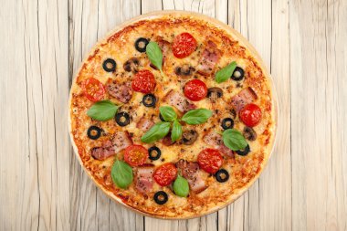 Ev pişmiş pizza jambon ve mantar ile